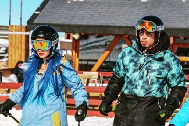 MC Tati Zaqui e MC Kaun esquiando no Chile (Foto: Reprodução/Instagram)