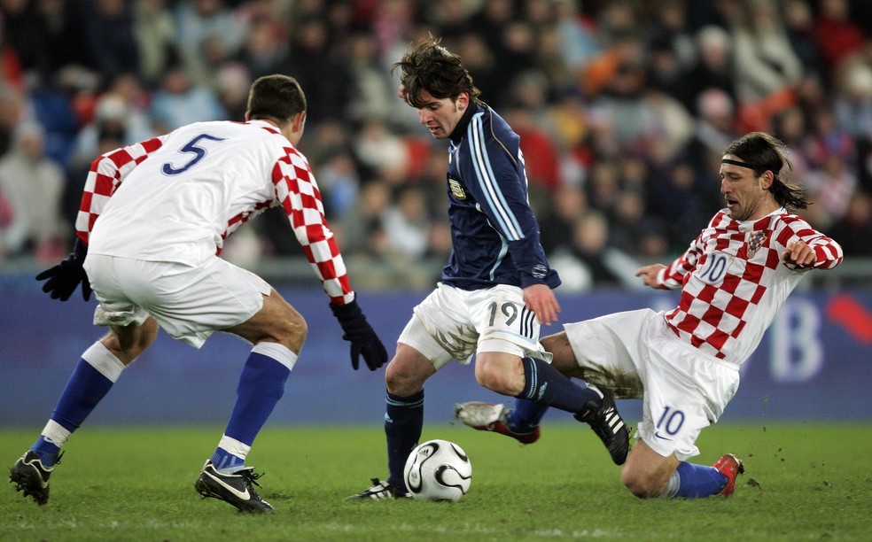 Messi passa por croatas em 2006 (Foto: AP )