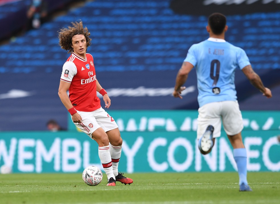 David Luiz domina a bola com o olhar atento de Gabriel Jesus: atua&ccedil;&atilde;o elogiada contra o Manchester City &mdash; Foto: David Price/Arsenal FC via Getty Images