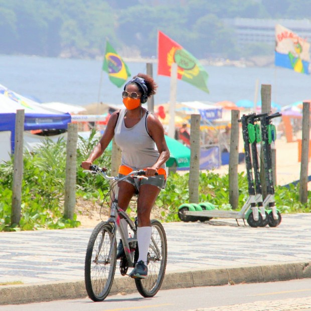 Adriana Bombom pedala na orla carioca (Foto: Daniel Delmiro/AgNews)