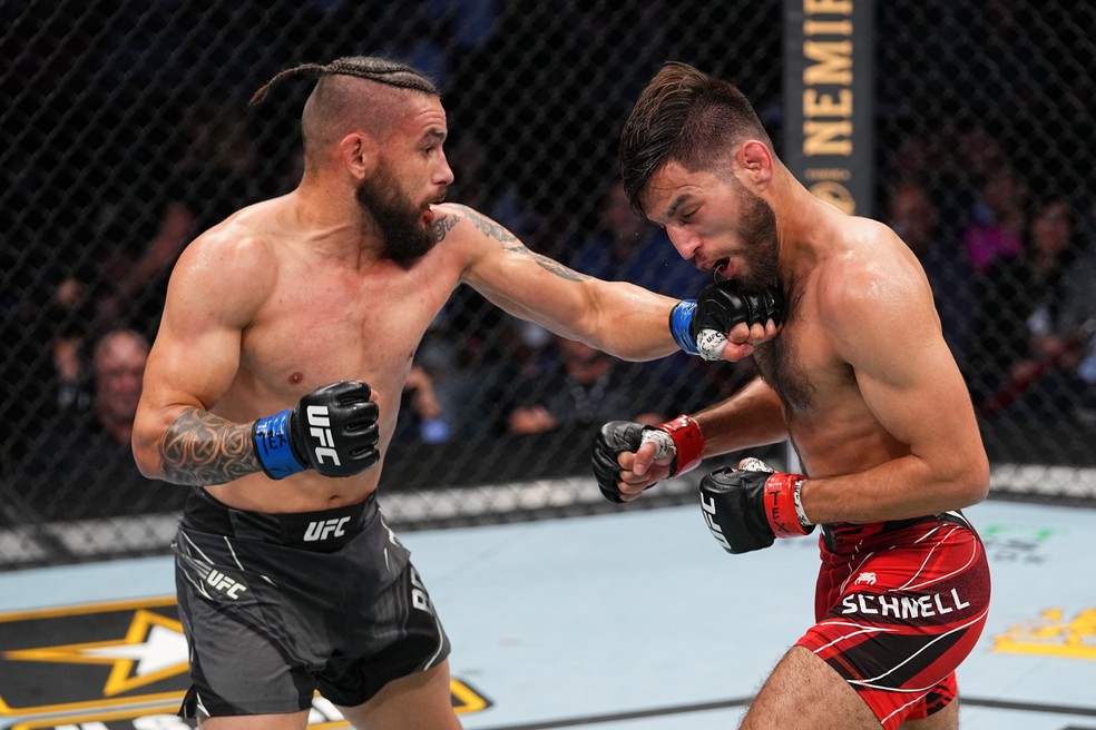 Rogério Bontorin golpeia Matt Schnell no UFC 262 — Foto: Getty Images