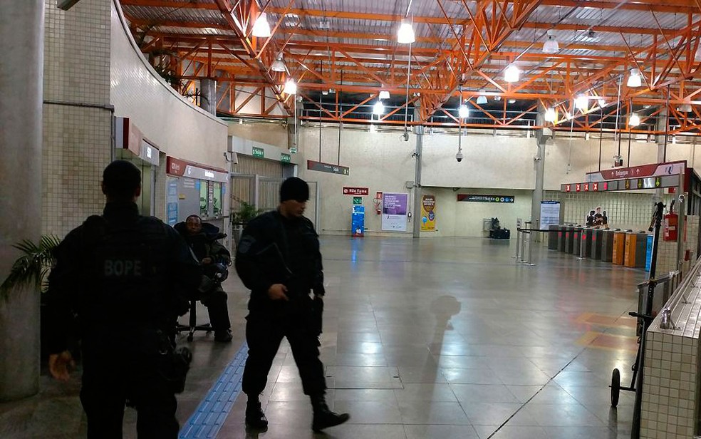 Policiais do Bope verificam mochila abnadonada em lixeira na estação de metrô (Foto: SSP/ Divulgação)