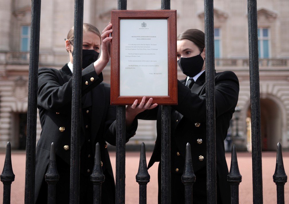 Anúncio da morte do Príncipe Philip é colocado no portão do Palácio de Buckingham, em Londres, em 9 de abril de 2021 — Foto: Hannah McKay/Reuters