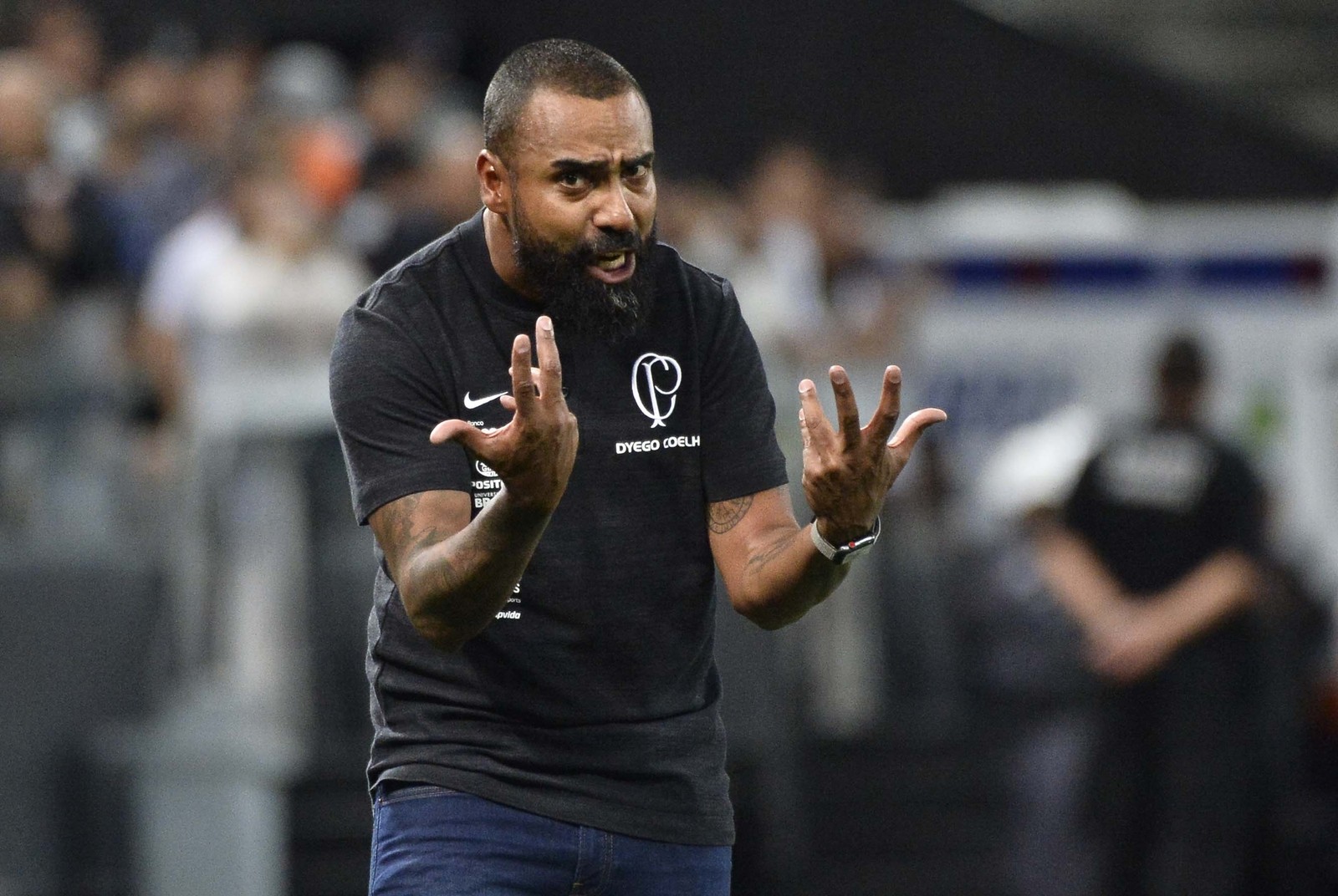 Gol anulado de Tévez, brigas e confusões, gol de Love: os momentos de Coelho no Dérbi Paulista