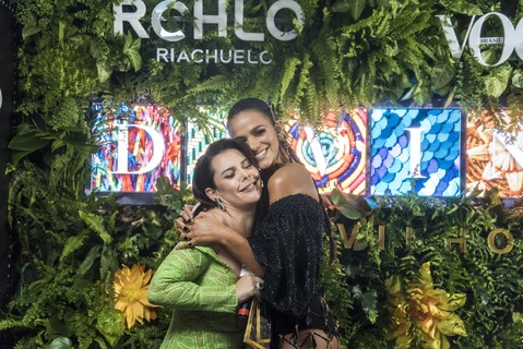 Fernanda Souza e Bruna Marquezine nos bastidores da live oferecida pela Riachuelo
