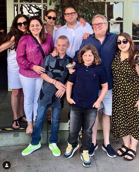 O ator Jonah Hill em foto de família data de julho de 2019, com ele sendo abraçado pela então namorada, Gianna Santos (Foto: Instagram)