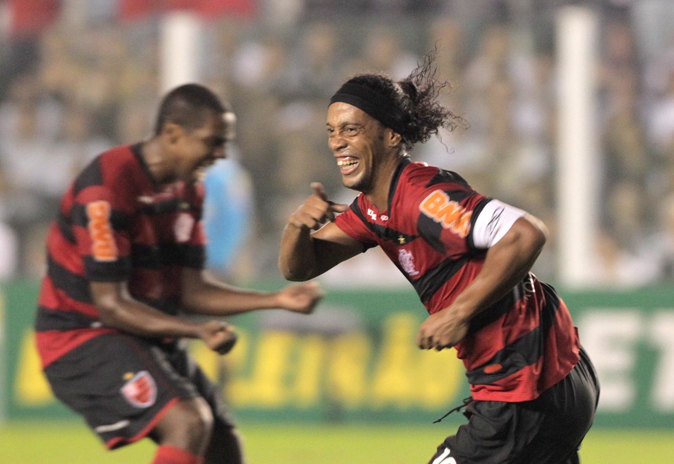 Ronaldinho Gaúcho comemora em vitória sobre o Santos no Brasileirão de 2011 (Foto: O Globo)