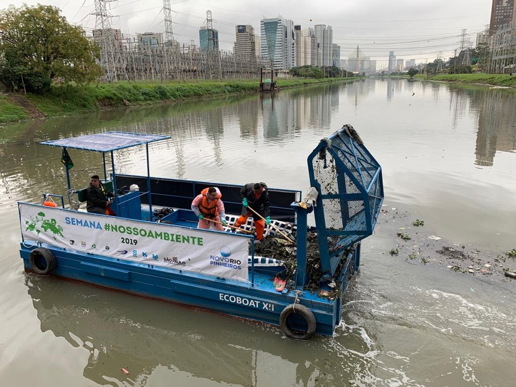 Ecoboat recolhe resíduos na superfície do Rio Pinheiros  — Foto: Carolina Lanzarini