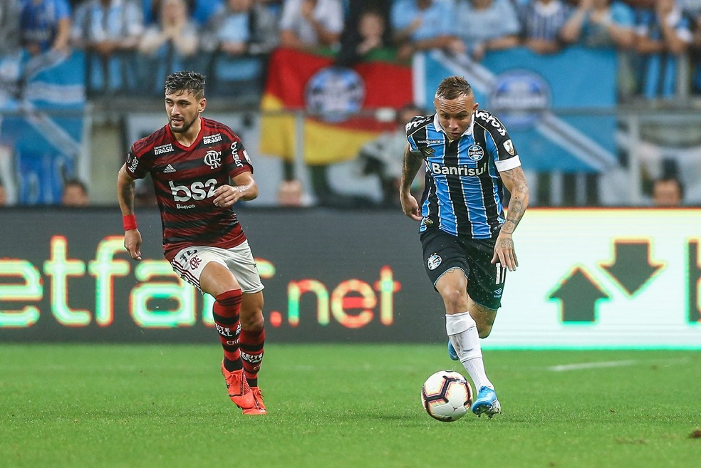 Arrascaeta se lesionou no jogo de ida com o Gr&ecirc;mio, em Porto Alegre &mdash; Foto: Lucas Uebel/Gr&ecirc;mio FBPA