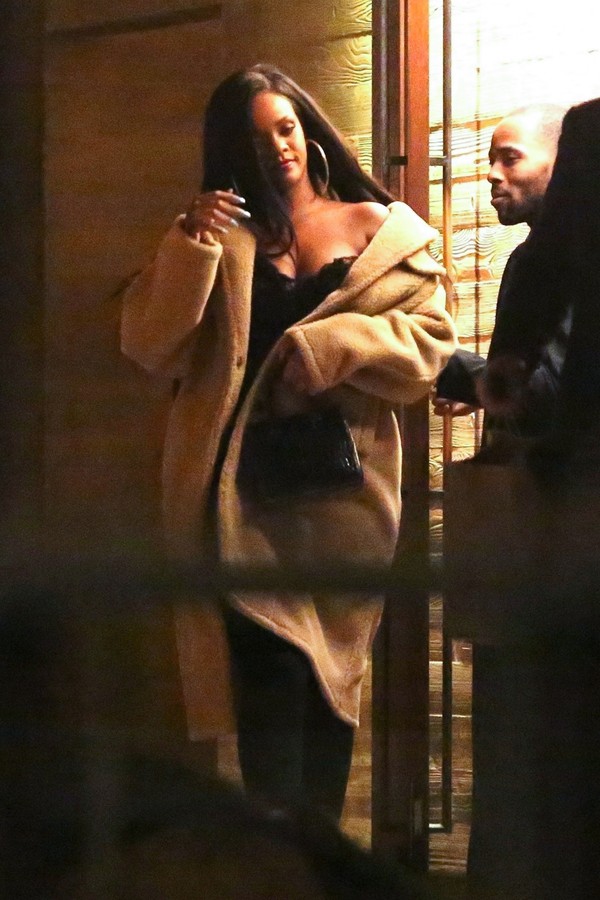 Malibu, CA  - *EXCLUSIVE*  - Rihanna steps out with her boyfriend, Saudi billionaire Hassan Jameel, for a late night dinner in Malibu. The reclusive couple kept a low profile, exiting separately and escorted by bodyguards. They have been dating for over a (Foto: Roger / BACKGRID)