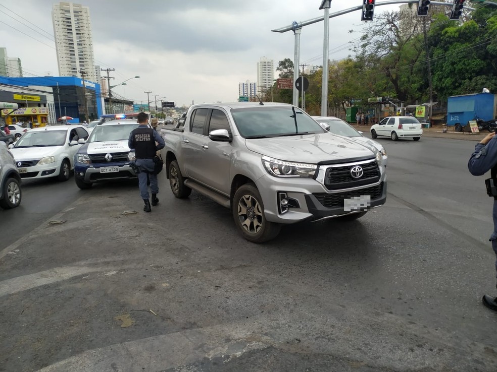 Caminhonete foi encontrada na Avenida Fernando Correa, em Cuiabá. — Foto: PM-MT