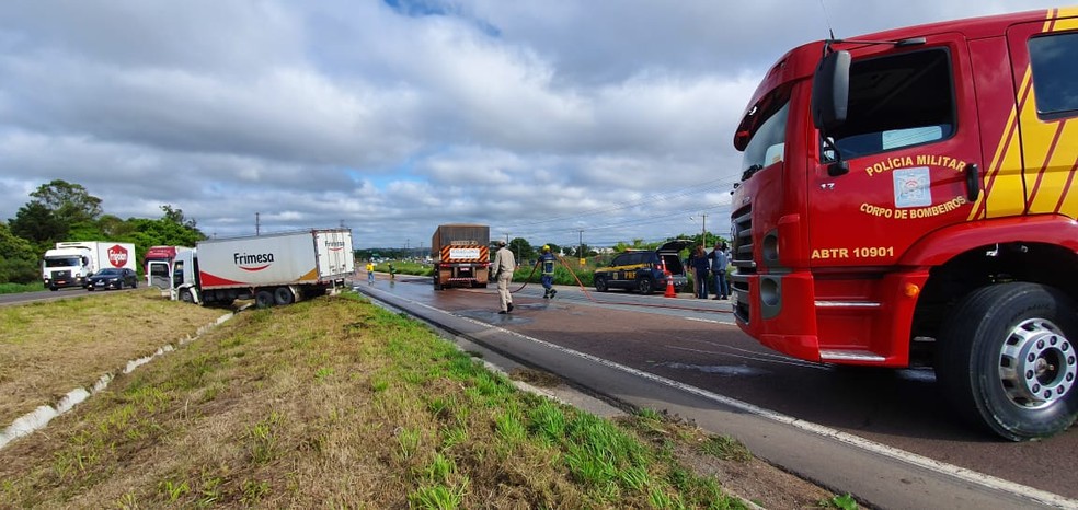 Pista foi bloqueada para o atendimento da ocorrência, em Curitiba. — Foto: Victor Hugo Bittencourt/RPC