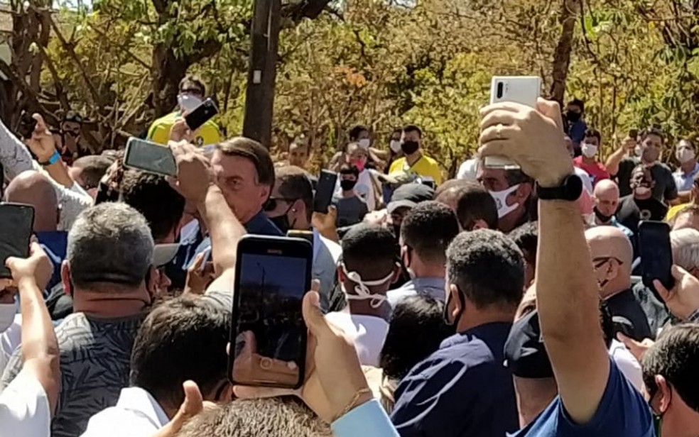 Bolsonaro sem máscara em meio a multidão de apoiadores em Caldas Novas, Goiás — Foto: Vanessa Martins/G1