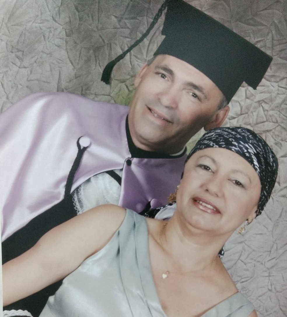 Betânia tem poucos registros do período que fazia o tratamento, mas fez questão de posar ao lado do marido na formatura dele — Foto: Geilza Carla/Arquivo