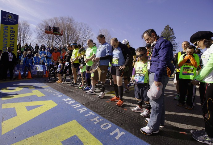 maratona de boston 1 minuto de silencio (Foto: AP)