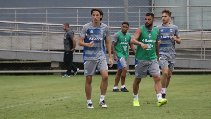 Geromel volta a treinar com bola e se credencia para retorno contra o Noia