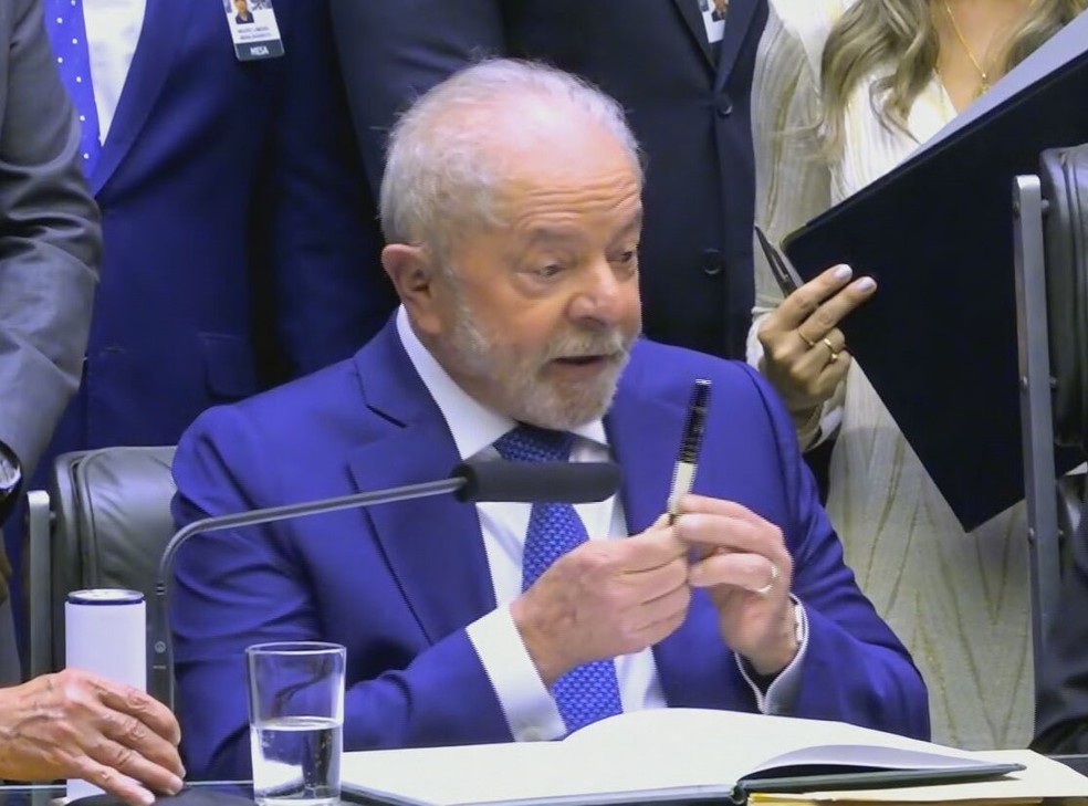 Lula usou caneta de apoiador par assinar termo de posse — Foto: Reprodução/TV Globo