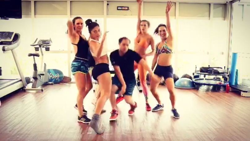 Juliana Paes e Deborah Secco mostram gingado em aula de dança (Foto: Reprodução/Instagram)