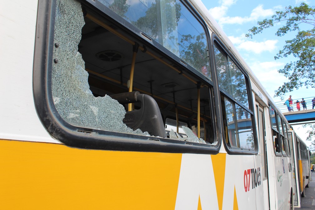 Em protesto durante greve de ônibus, manifestantes apedrejaram veículos em Manaus (Foto: Indiara Bessa/G1 AM)