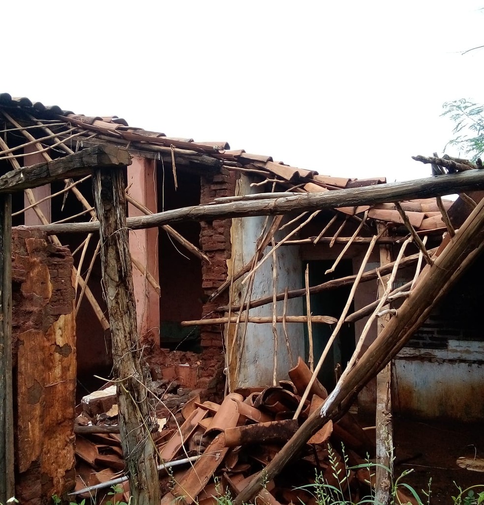 Casa ficou destruída após fortes chuvas em Várzea Alegre — Foto: Corpo de Bombeiros/Divulgação