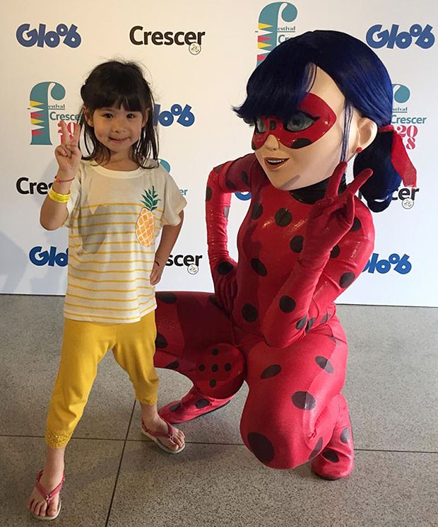Julia Tamy Nakazone com Ladybug no Festival Crescer 2018 (Foto: Tamy Rente)
