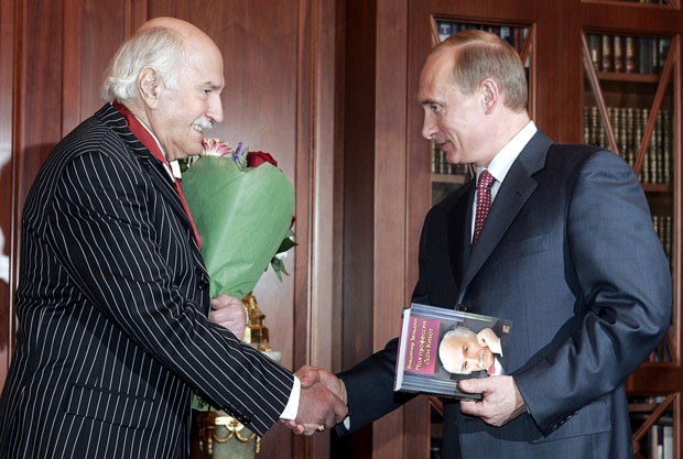 Foto de 12 de fevereiro de 2005 mostra o ator russo Vladimir Zeldin (à esquerda), então com 90 anos, cumprimentando o presidente Vladimir Putin depois de receber a Ordem do Kremlin, em Moscou (Foto: Yuri Kadobnov/AFP)