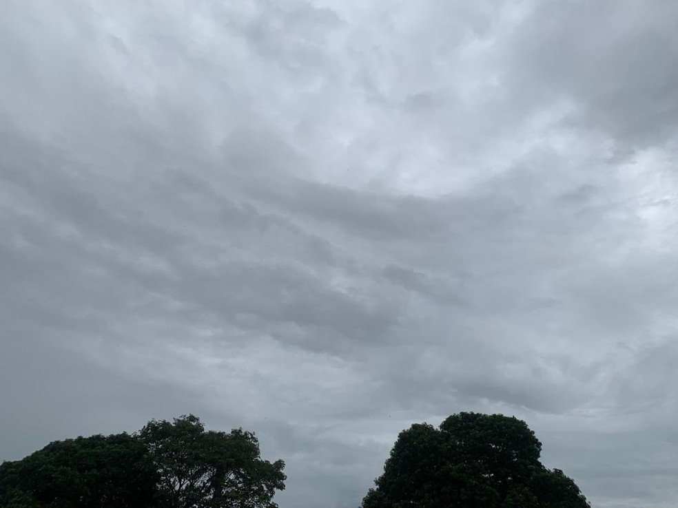 Tempo fechado neste domingo (12), em Campo Grande — Foto: Renata Fontoura/ g1 ms