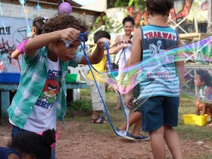 Pais resgatam brincadeiras de rua para afastar filhos de games e celulares