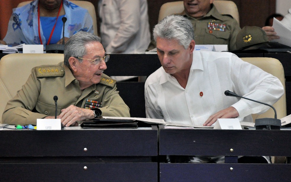 Raúl Castro promoveu Miguel Díaz-Canel à cúpula do Partido Comunista cubano (Foto: Jorge Beltran/AFP)