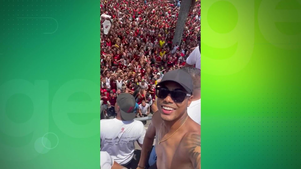 Bruno Henrique comemora temporada do Flamengo com torcida no Rio de Janeiro