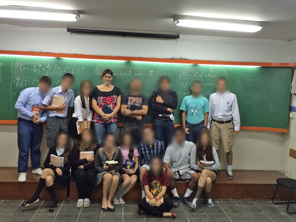 Professora Luiza na sala de aula com alunos — Foto: Reprodução/ Arquivo pessoal / Facebook