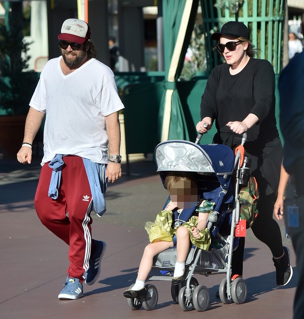 O filho de Adele foi vestido de Anna à Disney (Foto: Reprodução/ The Sun)