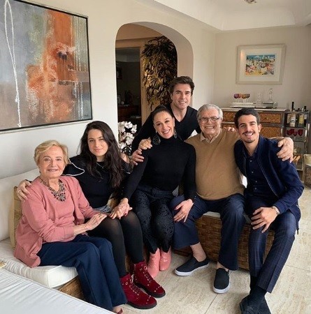 Claudia Raia entre os filhos Enzo e Sophia, o marido Jarbas, Glória e Tarcísio  (Foto: Reprodução/Instagram)