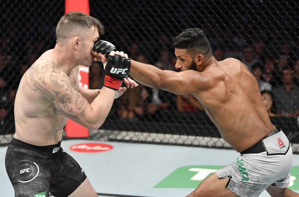 Dhiego Lima golpeia Luke Jumeau na sua vitória no UFC 243 — Foto: Getty Images