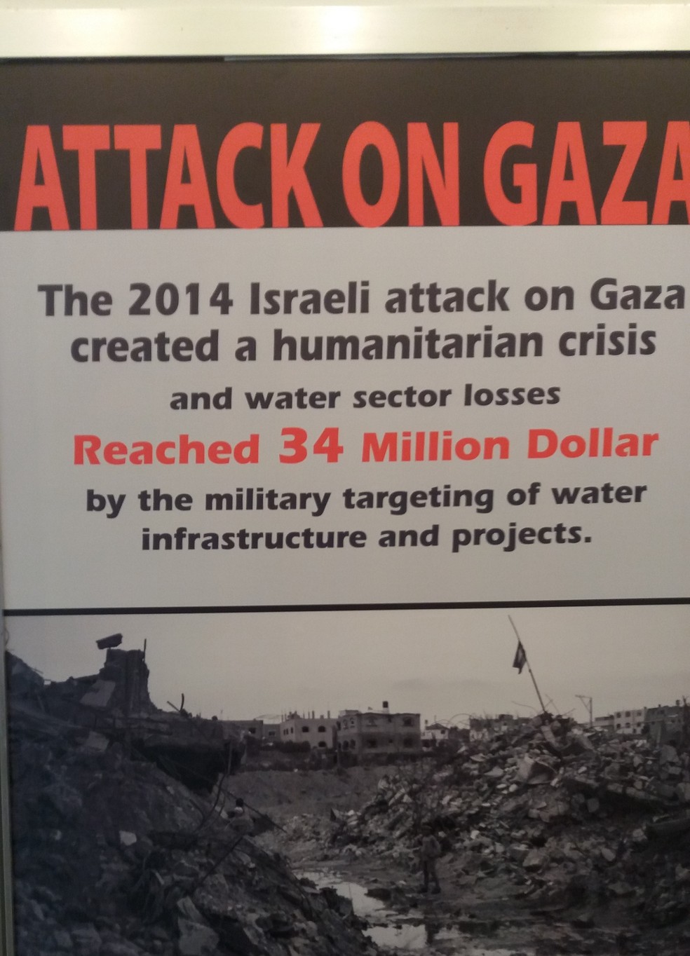 Cartaz no stand da Palestina no FÃ³rum Mundial da Ãgua acusa Israel de atacar instalaÃ§Ãµes de recursos hÃ­dricos na Faixa de Gaza (Foto: Lucas Vidigal/G1)