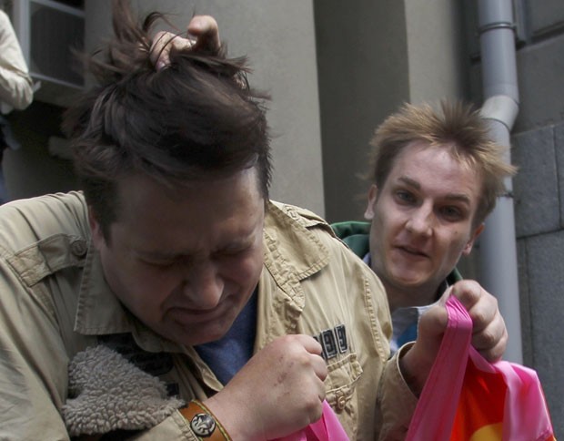 Participante da parada gay é agredido por um homem contrário ao evento no centro de Moscou (Foto: Maxim Shemetov/Reuters)