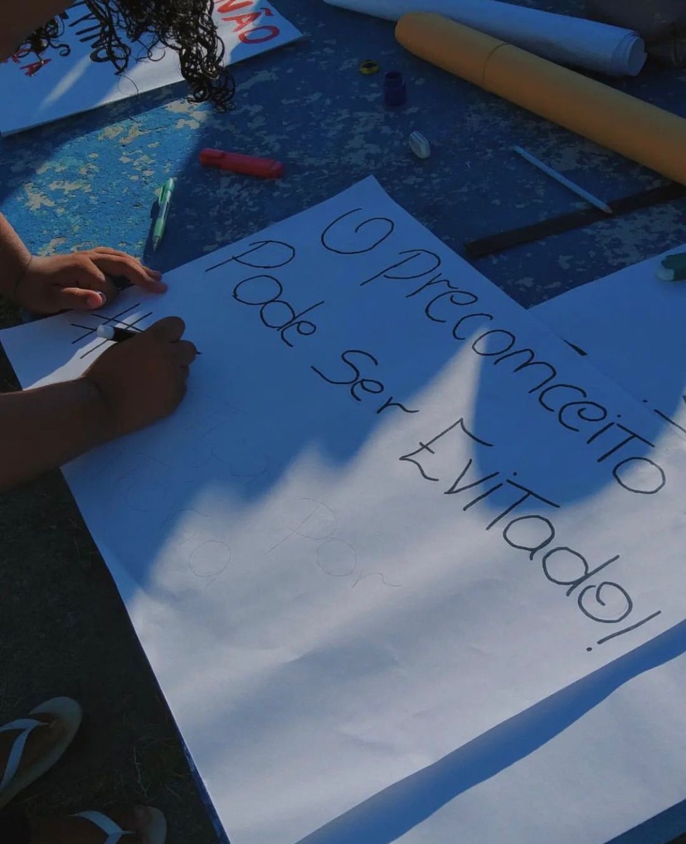 Cartaz em protesto diz "o preconceito pode ser evitado" em Natividade, no RJ — Foto: Redes sociais