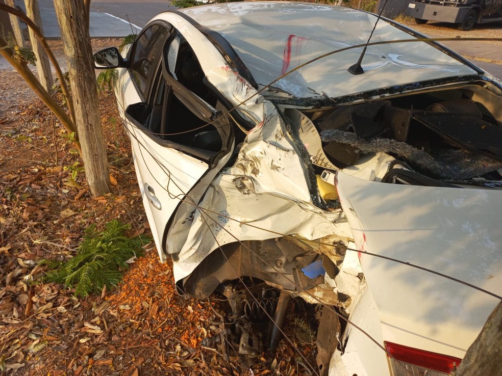 Traseira do carro envolvido no acidente ficou destruída — Foto: Polícia Civil/Divulgação