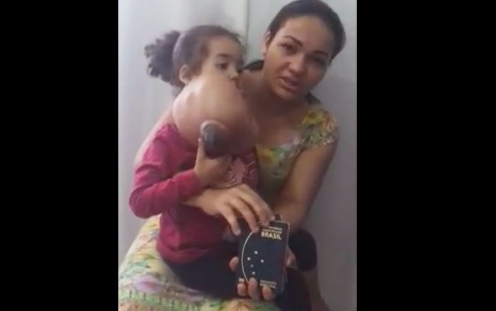 Mãe postou vídeo com os passaportes que a família tirou para viajar para a cirurgia de Melyssa (Foto: Reprodução/Facebook/Carol Braga)