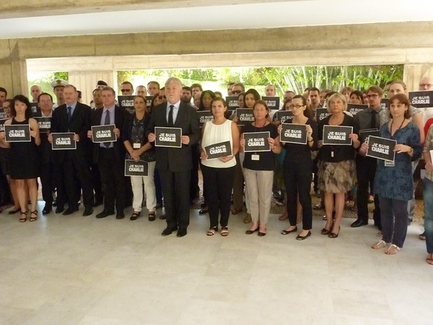 Funcionários da Embaixada da França em Brasília realizaram na tarde desta quinta-feira (8) um minuto de silêncio em homenagem às vítimas do ataque à revista &quot;Charlie Hebdo&quot; (Foto: Embaixada da França/Divulgação)