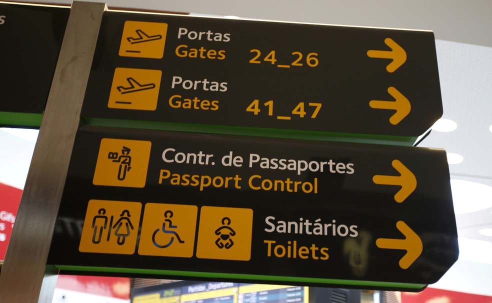 Placas no aeroporto de Lisboa, em Portugal — Foto: Rafael Marchante/Reuters