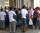 Vaga temporária de gari atrai multidão no Rio (Reprodução/TV Globo)