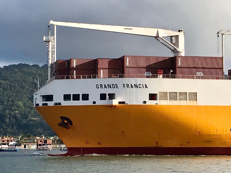 Navio tem as laterais seladas; suspeita é de que acesso dos criminosos tenha sido as aberturas frontais (Foto: José Claudio Pimentel/G1)