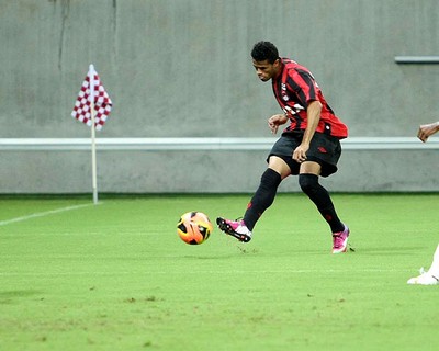 Em nota, Atlético-PR repudia atitude do Flamengo em aliciar lateral Léo