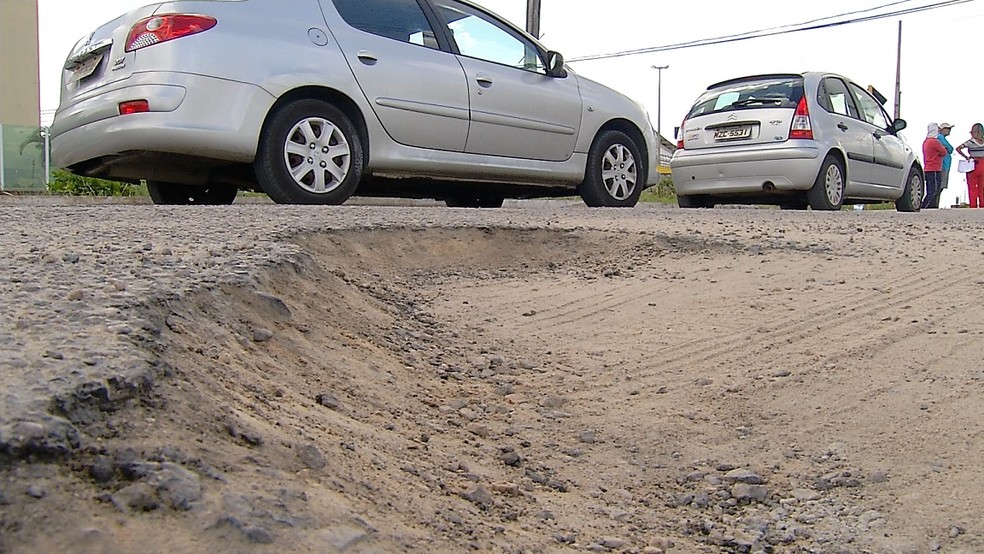 Moardores reclamam que buracos nas ruas de Parnamirim não são consertados pelo poder público há anos (Foto: Reprodução/Inter Tv Cabugi)