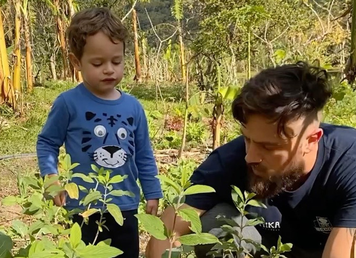 Rafael Cardoso planta com o filho, Valentim (Foto: Reprodução/Instagram)