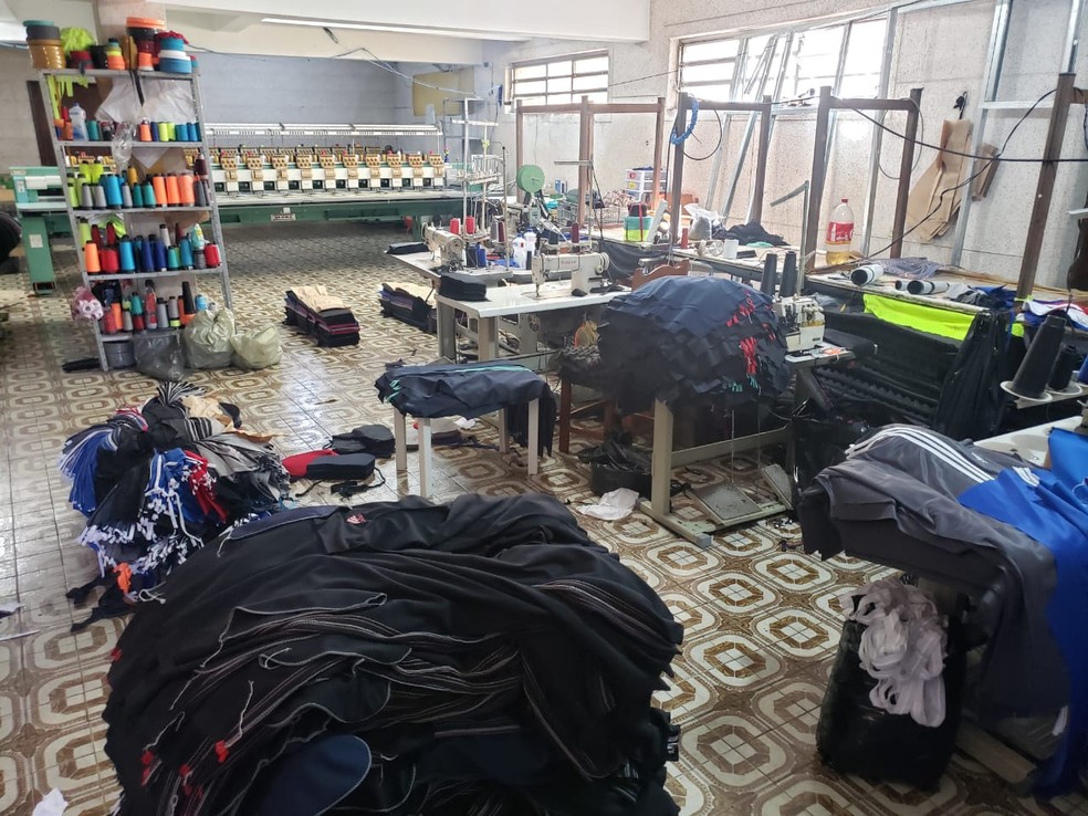 Mais de 3 mil roupas falsificadas de marcas famosas são apreendidas em fábrica na Zona Leste de São Paulo — Foto: Divulgação/Polícia Civil de SP