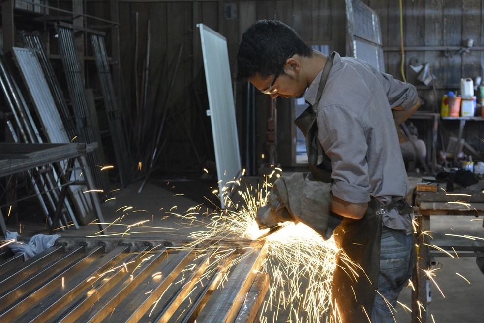 O SineBahia oferece vagas para serralheiro  — Foto: Diêgo Holanda/G1