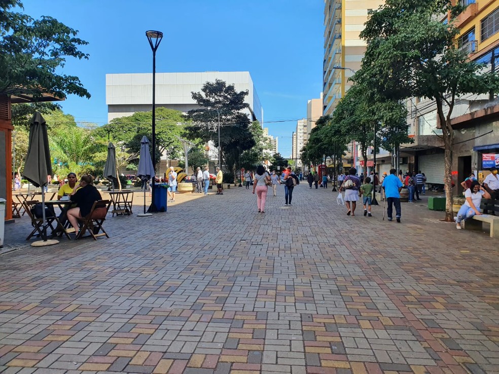 Lojas poderão abrir em horário ampliado em Londrina — Foto: Kathulin Tanan/RPC