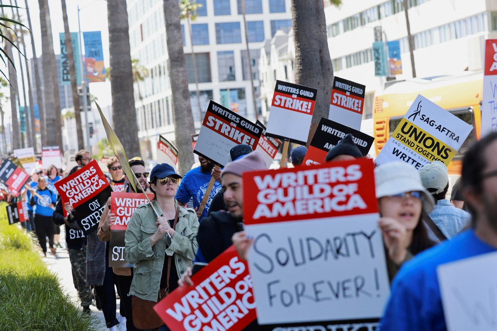 Trabalhadores e apoiadores do Writers Guild of America protestam em Los Angeles, Califórnia, EUA — Foto: REUTERS/Aude Guerrucci
